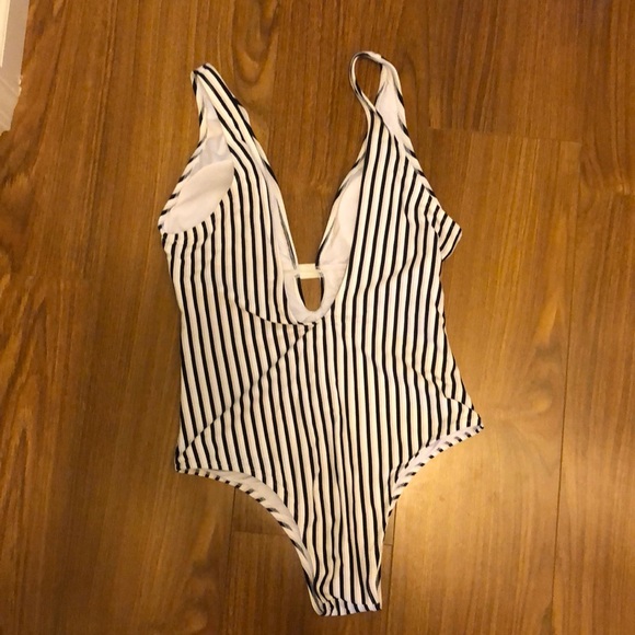 Cupshe one piece bathing suit size M - Picture 2 of 2